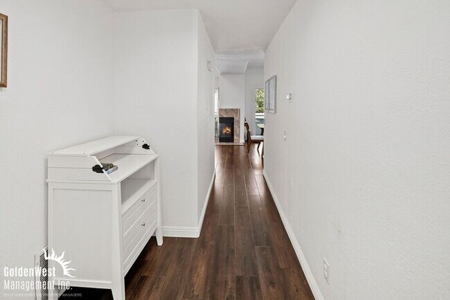 Building Photo - Bright and Modern 2Bdm 2Ba Townhome with Private Patio in Scripps Ranch!