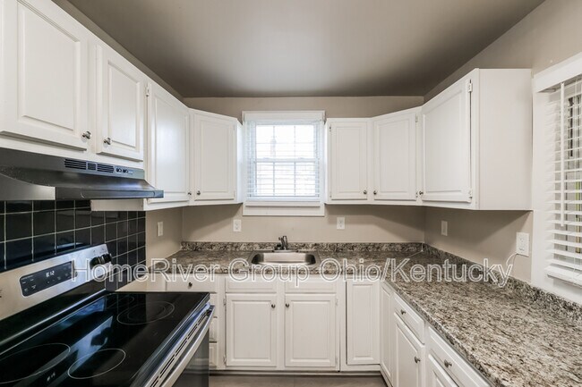 Building Photo - 4328 Lonsdale Ave