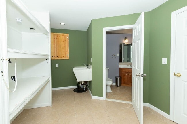 Building Photo - 4 bed, 3.5 bath Single Family Home in Charles Town, WV