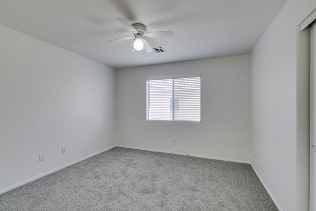Building Photo - Spacious 4 Bedroom 2.5 Bathroom Home with Covered Patio & Large Backyard