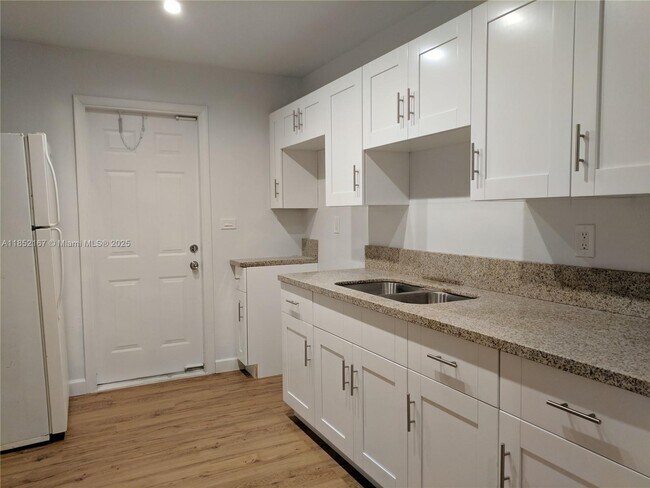 Building Photo - 14154 SW 88th Ave