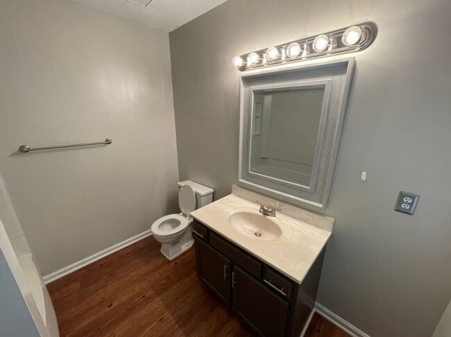 Building Photo - Quaint End Unit Two Bedroom Townhome in Cary