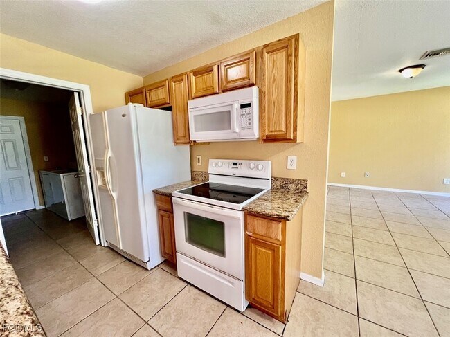 Building Photo - 1104 Bermar St