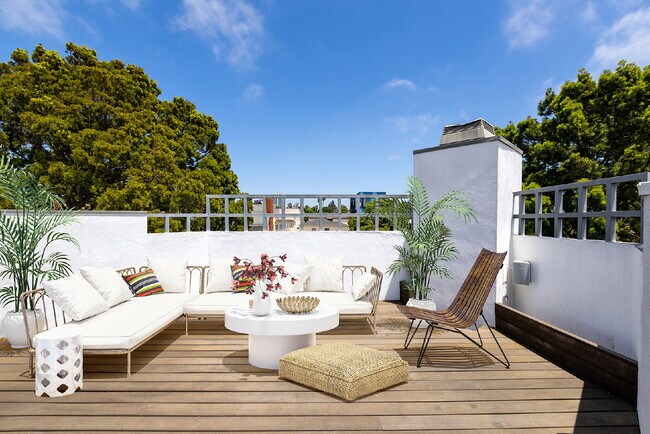 Building Photo - Stylish End-Unit Townhome in Prime Santa Monica | Private Rooftop Deck & Bonus Room