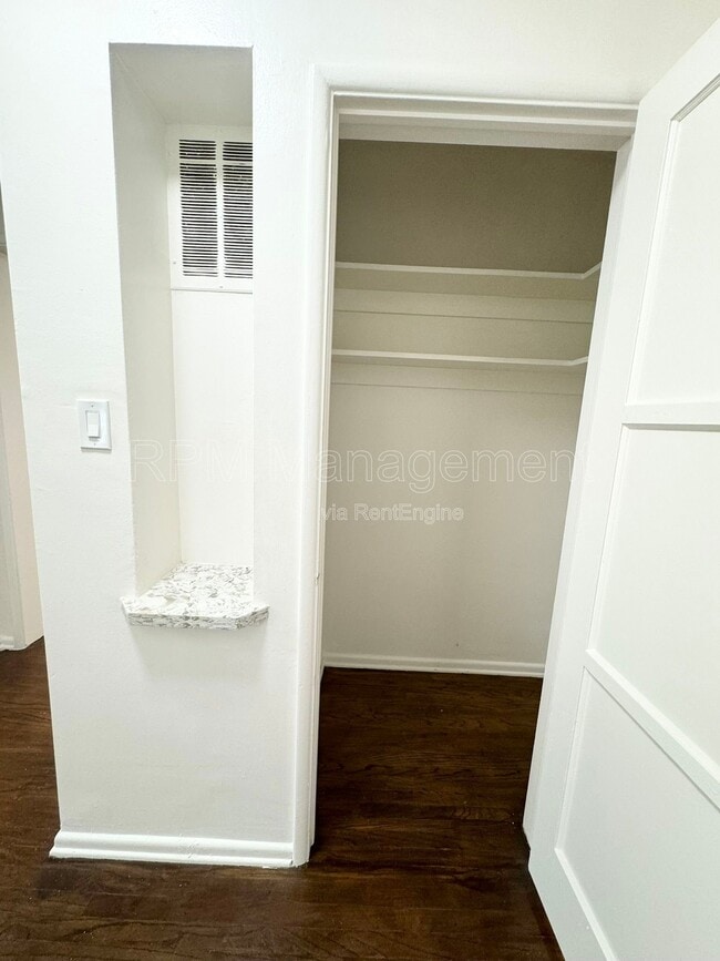 Building Photo - 905 N Sweetzer Ave