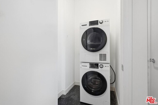 Building Photo - 1100 Wilshire Blvd