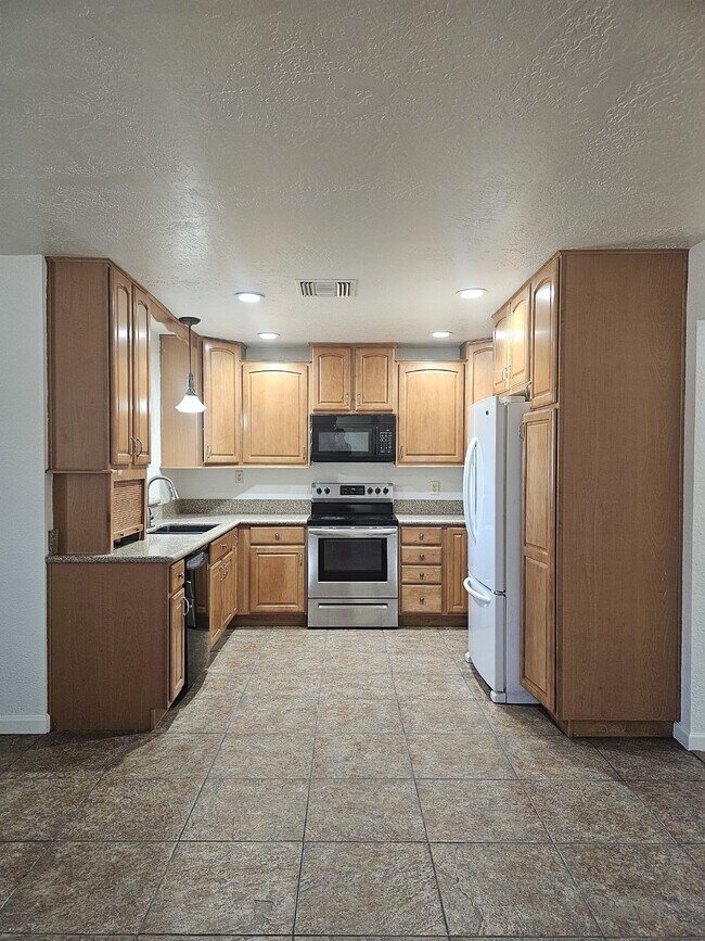 Building Photo - This Charming Home Awaits You!