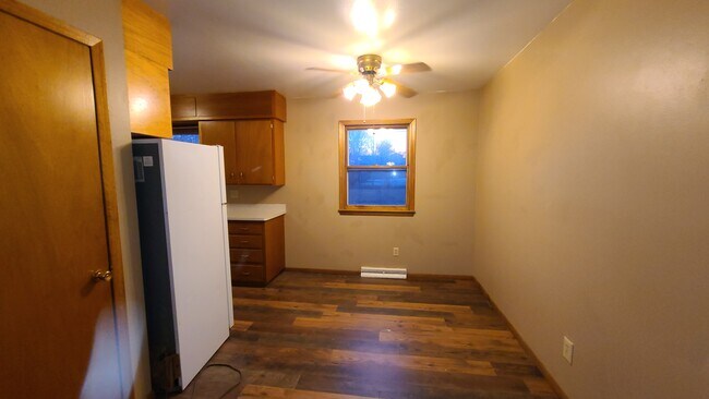 Building Photo - 145 8th Ave E