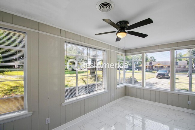 Building Photo - Beautifully Renovated Rental Near Rhodes C...