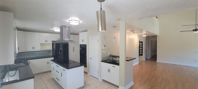 Building Photo - 11302 Meadow Lake Dr