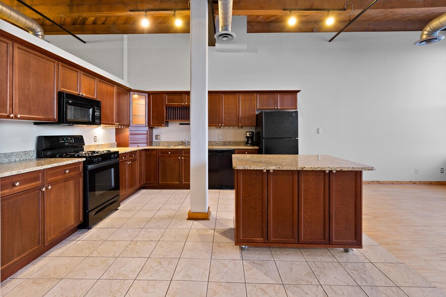Building Photo - 200 River Place Dr