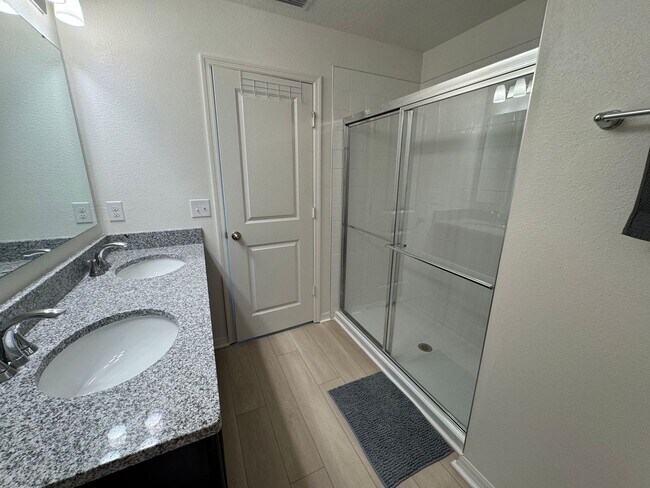 Building Photo - Brand New Townhouse