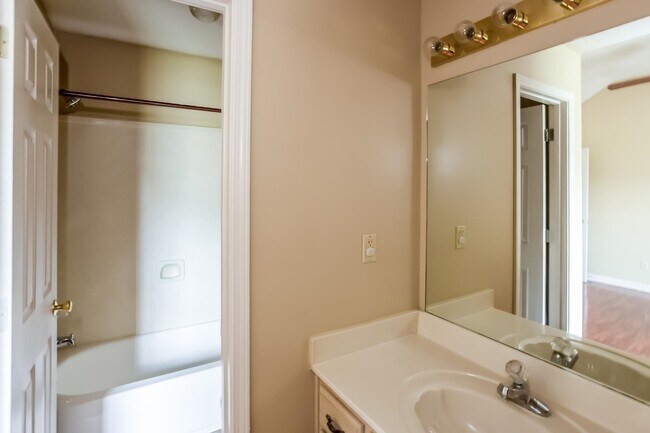 Building Photo - 6719 Ross Manor Dr