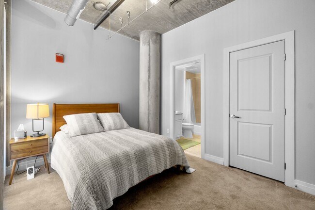 Building Photo - 2 Bed 2 Bath - Mount Vernon Condo - Garage Parking Space Included