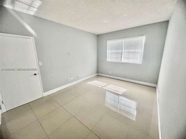 Building Photo - 660 Cypress Club Way