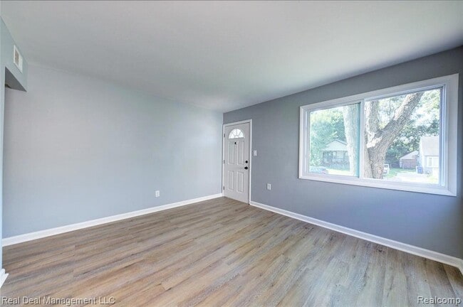 Building Photo - 110 W Tennyson Ave