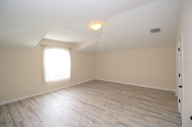 Building Photo - 60 Raintree Cir