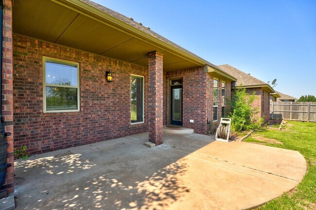 Building Photo - Stunning 3 Bedroom Home with Fireplace, Community Amenities & Open Floor Plan