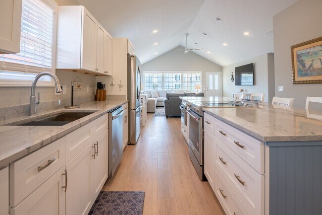 Building Photo - PERFECT OFF-SEASON BEACH GETAWAY