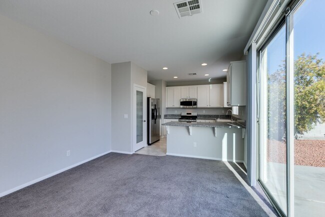 Building Photo - 3 bedroom + Den! Ready for immediate move ...