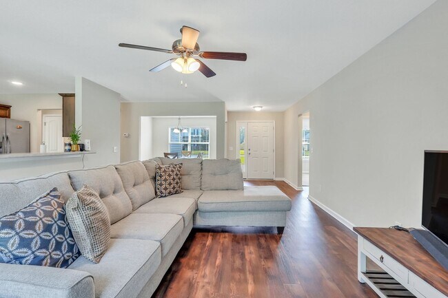 Building Photo - AVAILABLE MID-APRIL 2026! (Pet Friendly)