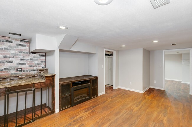 Building Photo - Gorgeous Crown Heights Home with Basement!