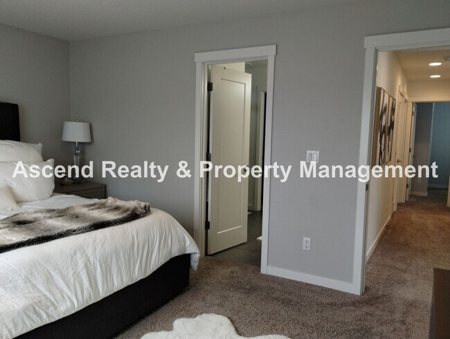 Building Photo - Like New 4 Bed Beauty Full Bed & Bath on M...