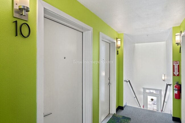 Building Photo - Contemporary 2 BD | 1.5 BA Apartment in The Heart of Northeast Portland