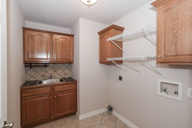 Building Photo - Stunning 3 Bedroom Home in Farmington