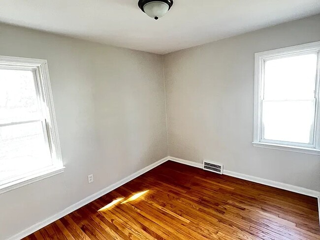 Building Photo - Walking Distance from Downtown!!!