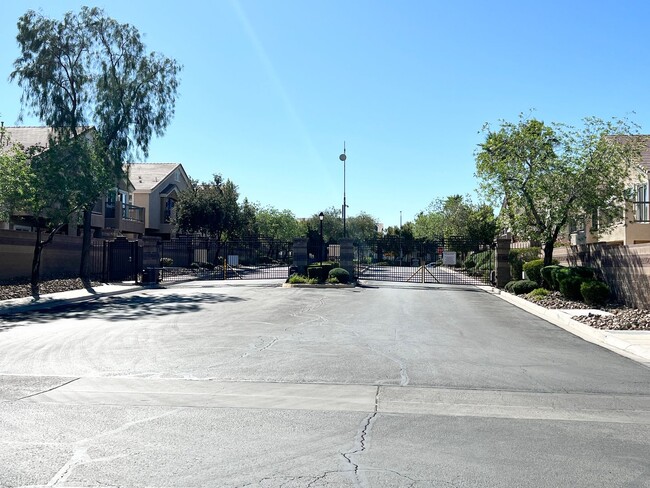 Building Photo - 102 S Pointe Way