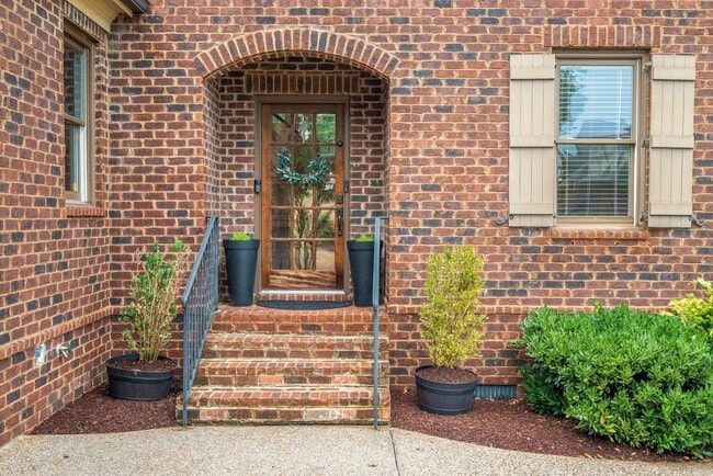 Building Photo - Custom built home in a great location in B...