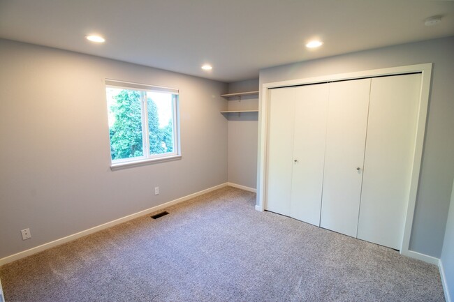 Building Photo - 5Bd/2.5Ba Redmond Home