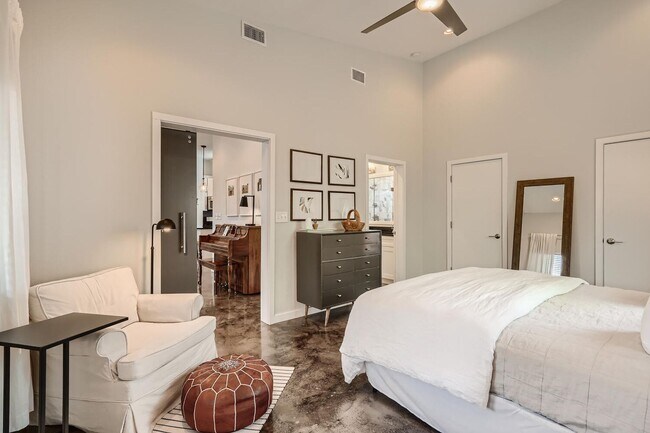 Building Photo - Home for Lease In East Downtown Austin Holly District