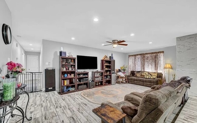 Building Photo - 204 Thunder St