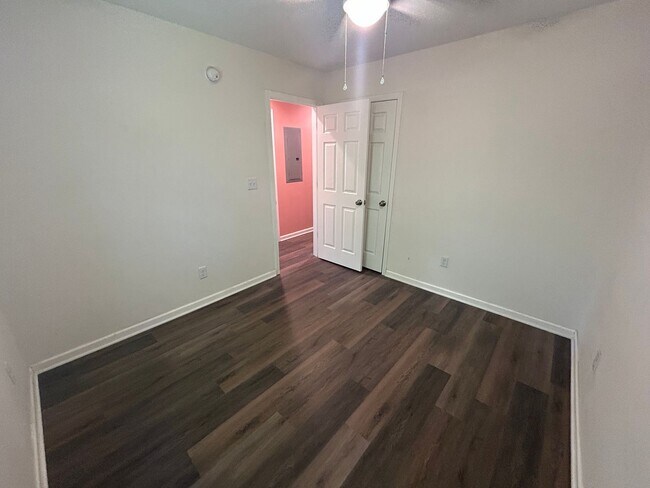 Building Photo - Charming 3 bedroom home located in the heart of Hampstead!