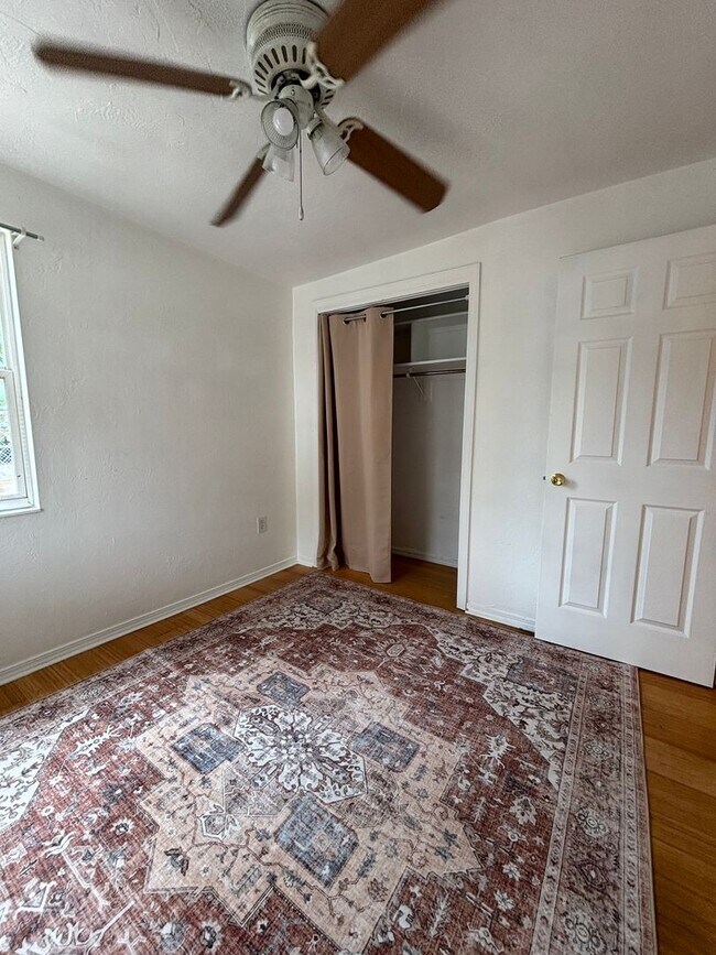 Building Photo - Move in Special half off first months rent - 3 bedroom 1 bath home in Sarasota