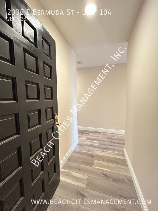 Building Photo - 2032 E Bermuda St