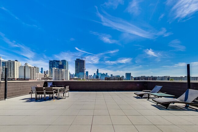 Building Photo - 317 W Evergreen Ave