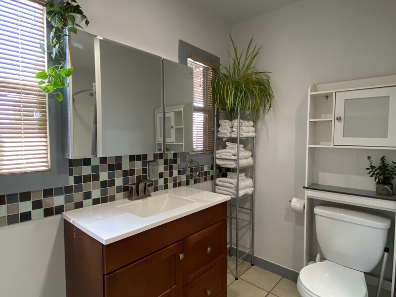 Building Photo - 1043 Sanborn Ave