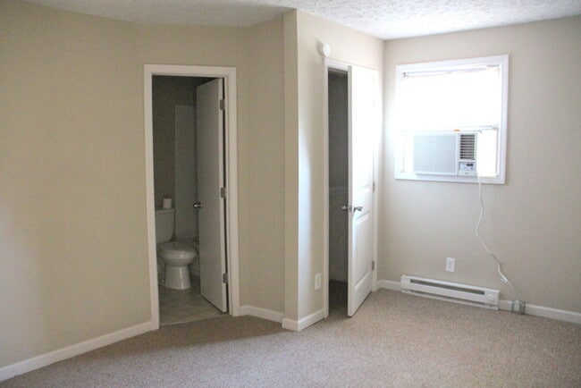 Building Photo - 2 Bedroom / 2 Bath Apartment with w/d hook...