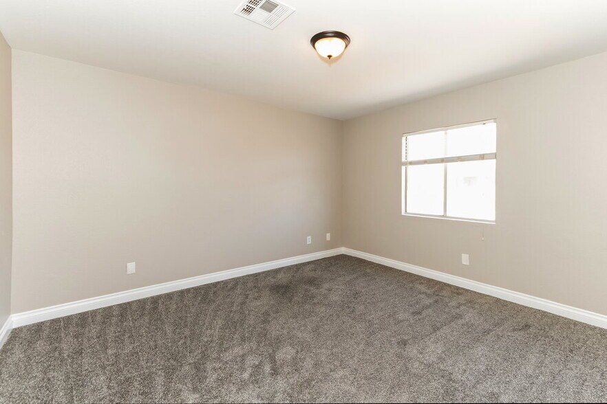 Building Photo - 1026 Cliffbrook Hedge Ave