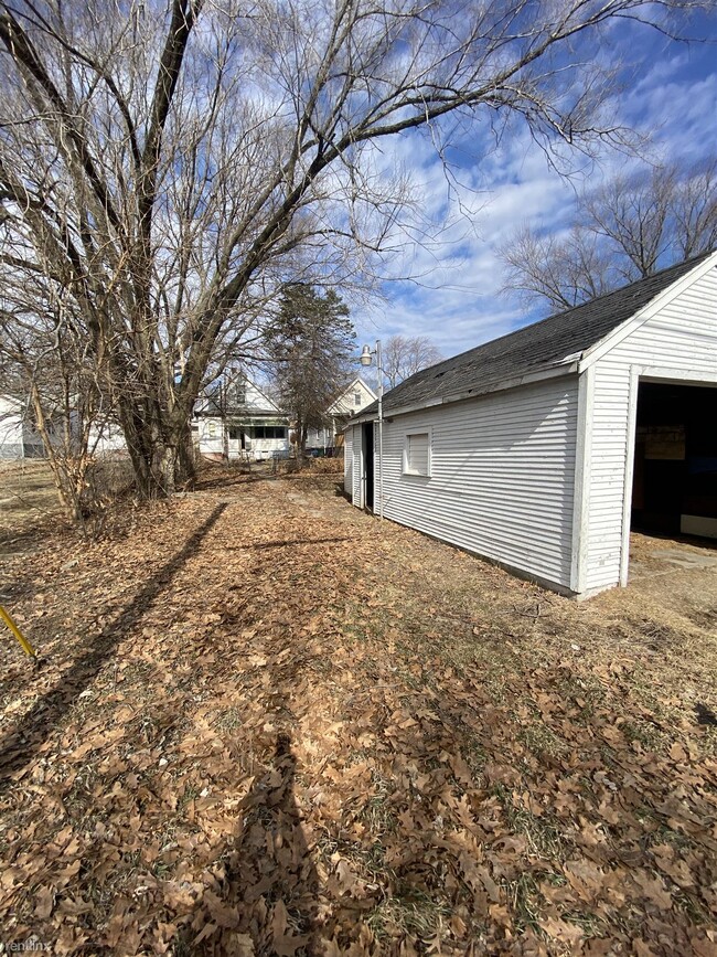 Building Photo - 3 br, 1 bath House - 2216 Northeast Monroe...