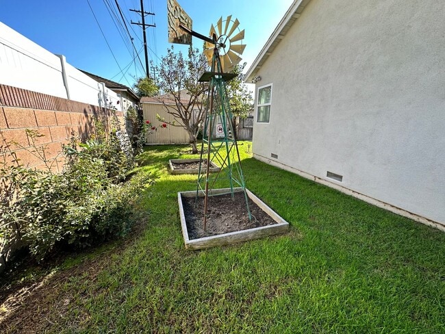 Building Photo - 3 Bedroom 2 Bathroom Lakewood House with Private Backyard down the street from Lakewood High School
