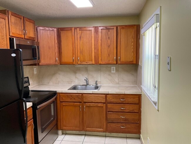 Building Photo - 310 Meadows Cir