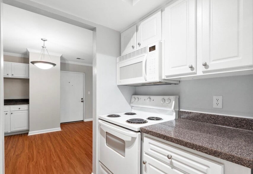 Building Photo - 18334 Streamside Dr