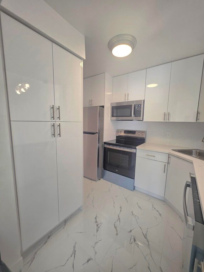 Building Photo - 205 Foxtail Dr