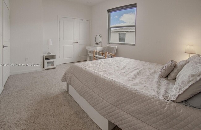 Building Photo - 544 NE 4th St