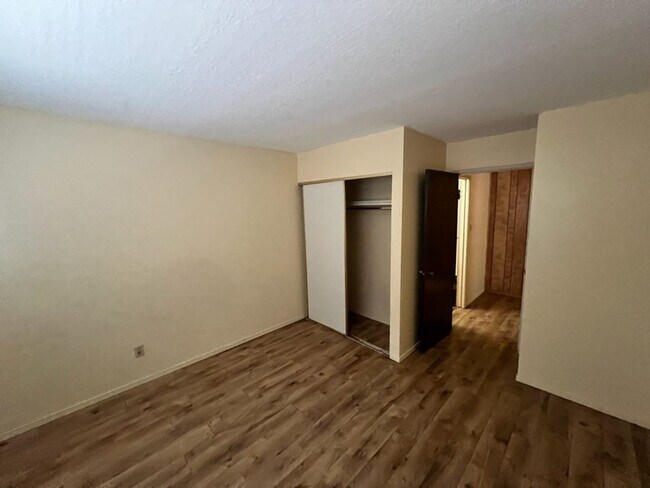 Building Photo - Two Bedroom Townhome near Sparks Marina