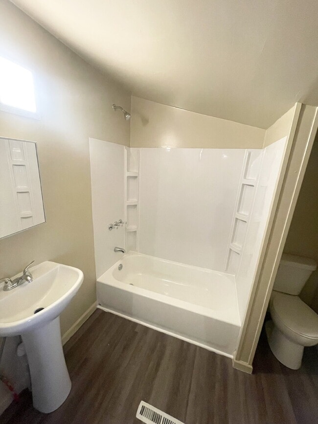 Building Photo - 2 Bedroom located on a quiet street in popular Beech Grove